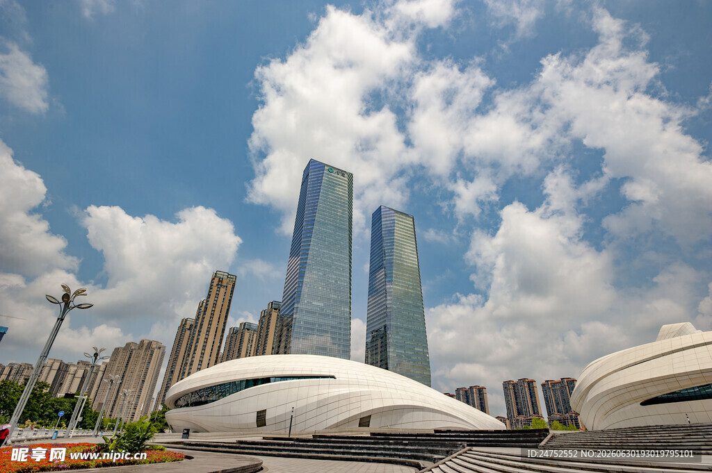 现代都市中的独特建筑景观