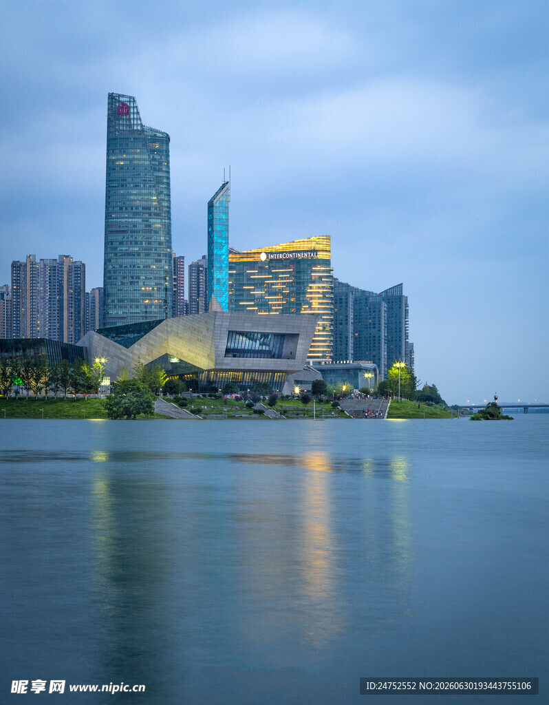 城市湖畔的璀璨天际线