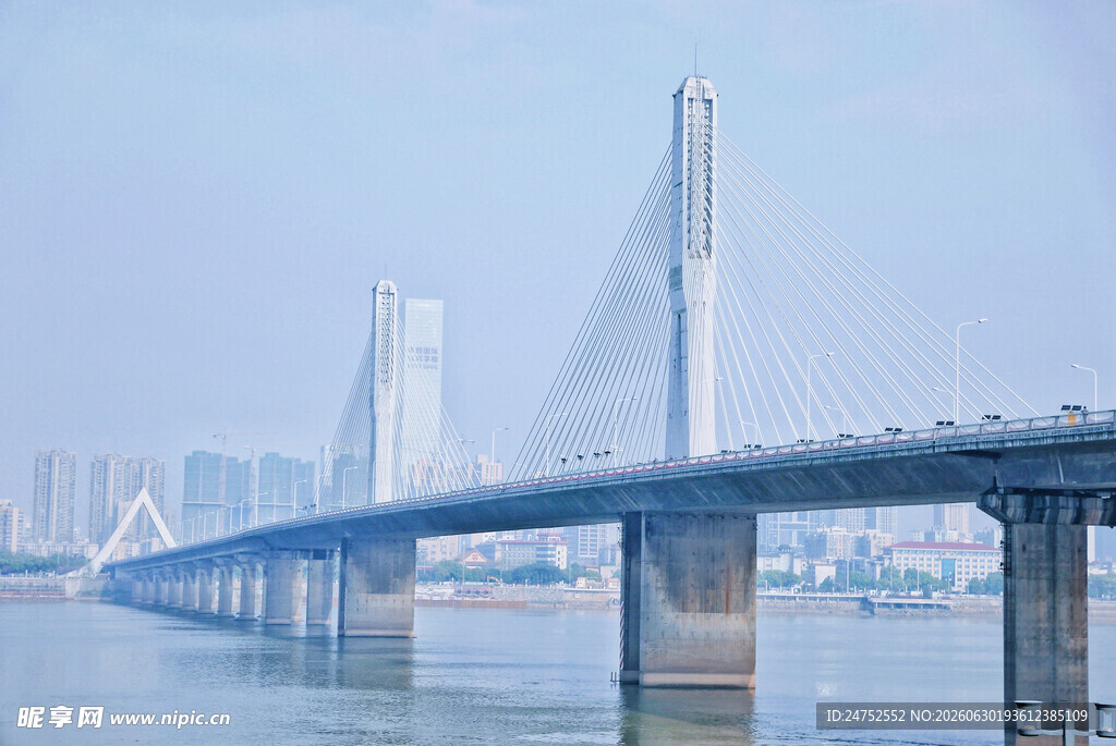 跨江大桥风景图