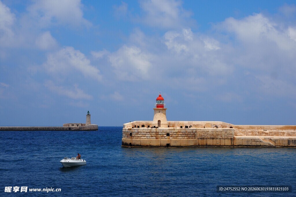 海边灯塔与船只美景