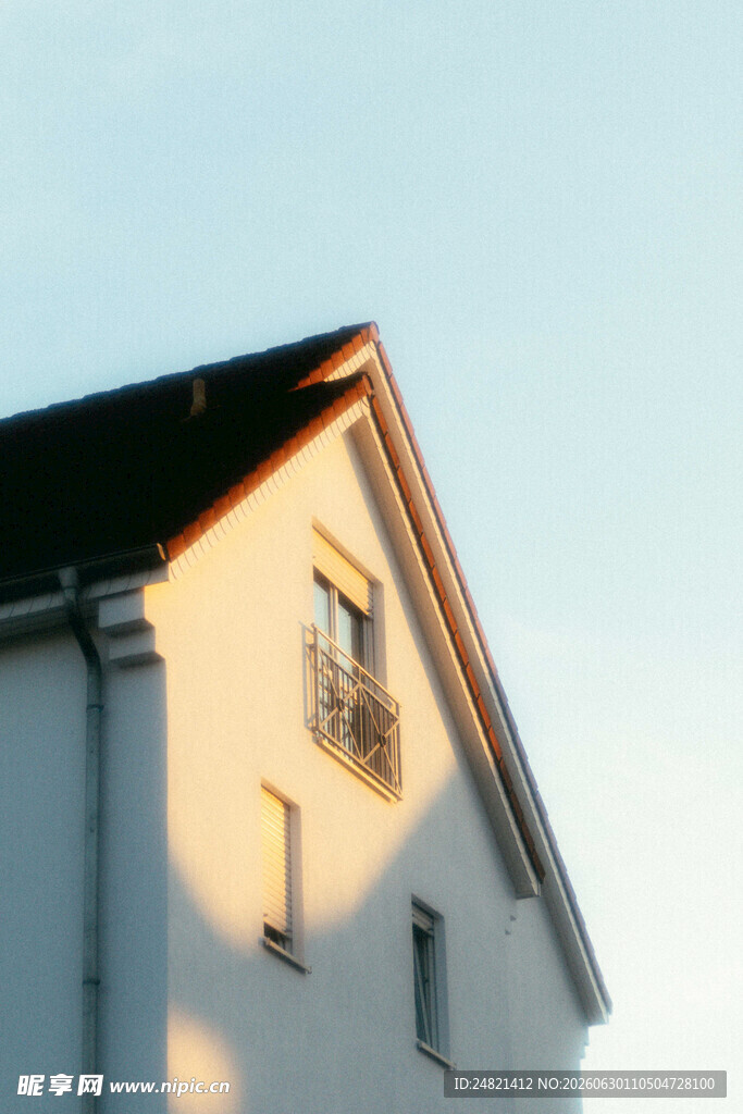 夕阳下的白色建筑一角