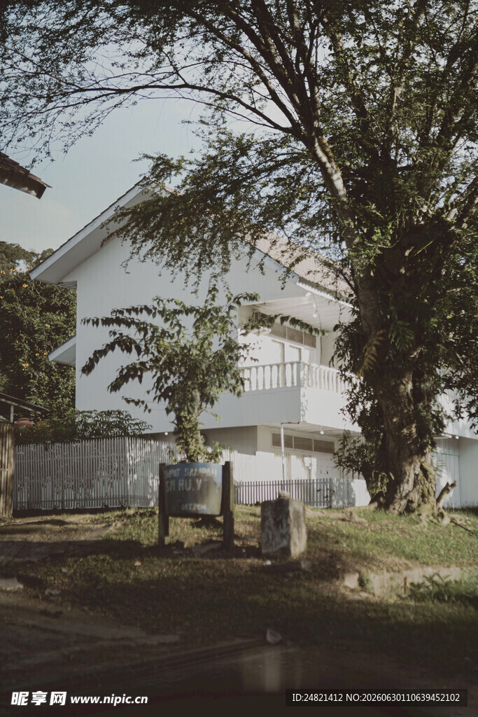 乡村小屋旁的宁静景致