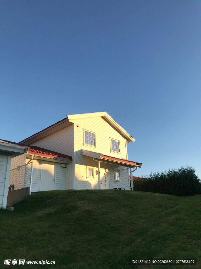 夕阳下的温馨两层住宅