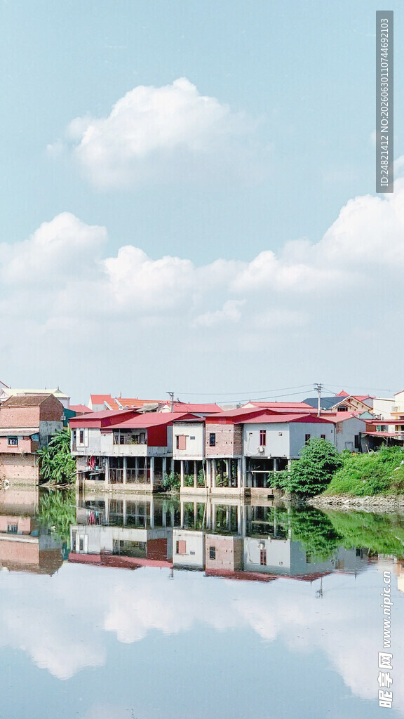湖畔红顶建筑倒影美景