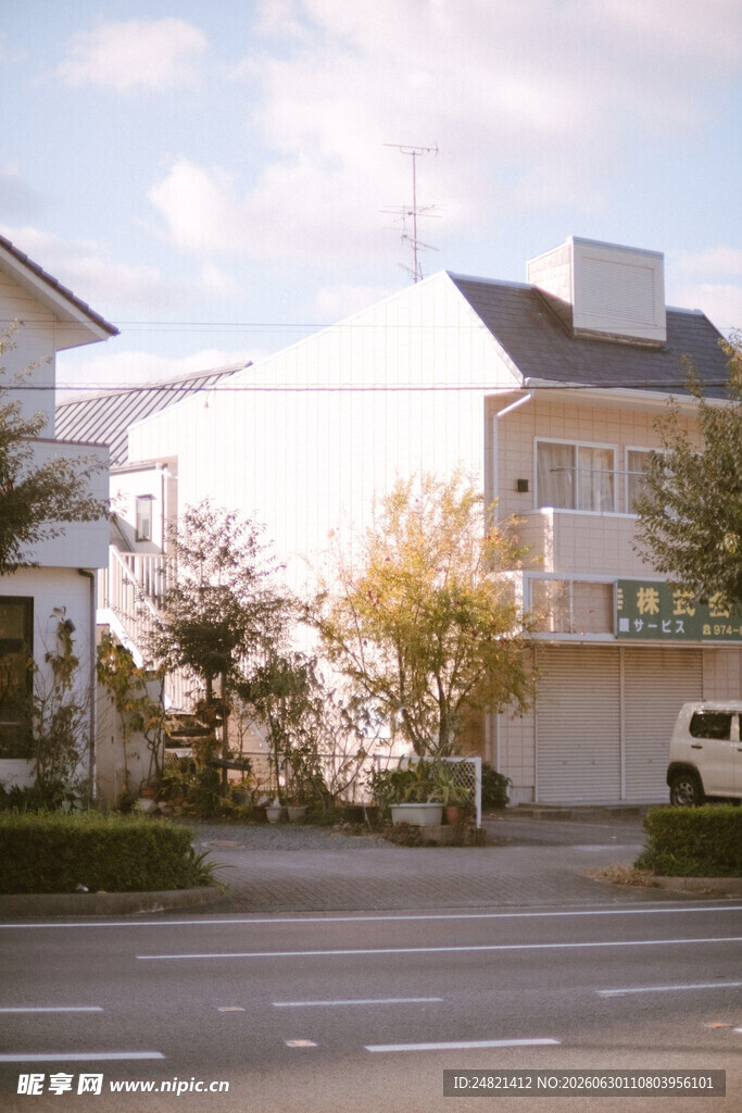 街边日式风格建筑外观