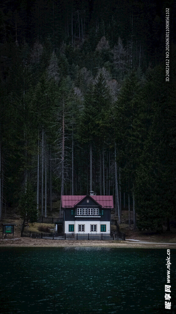 湖畔林间小屋