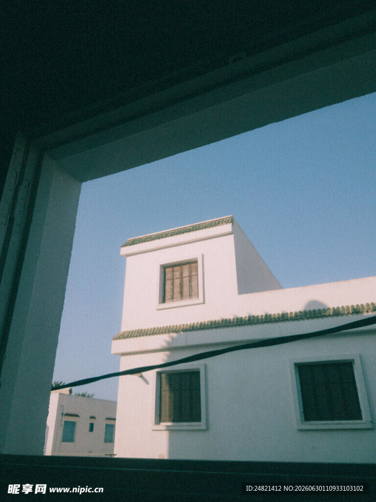 窗外的白色建筑