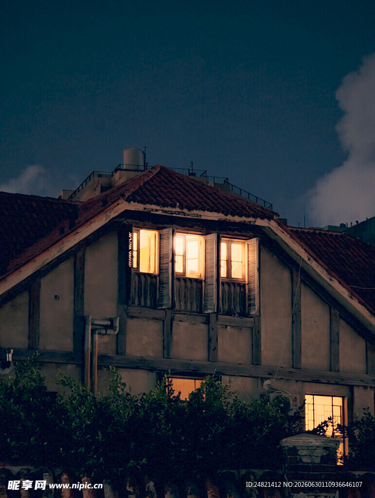 夜幕下温馨亮灯的小屋