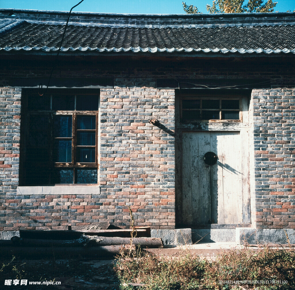 老旧砖墙小屋