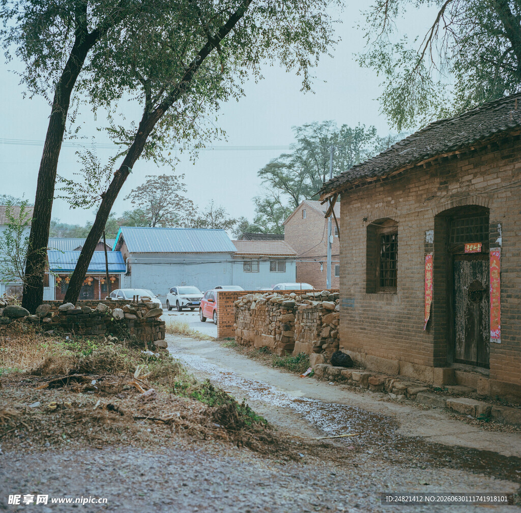 乡村古朴小屋与泥泞小道