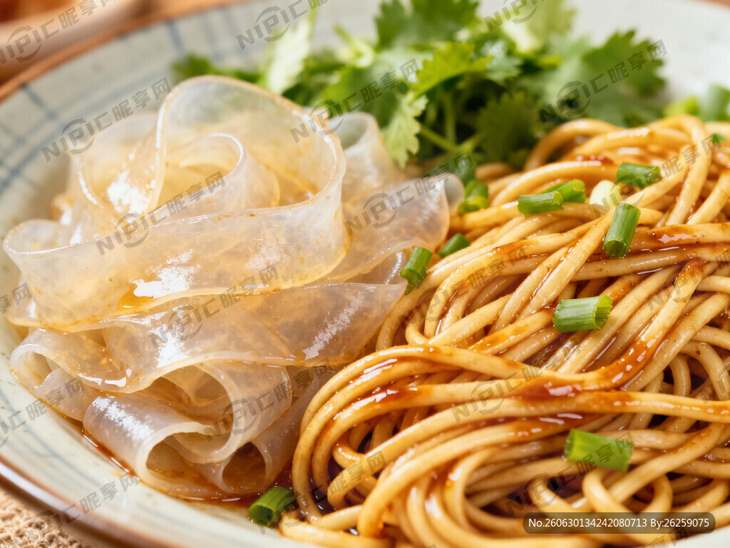 凉皮凉面 皮面在一个盘子里