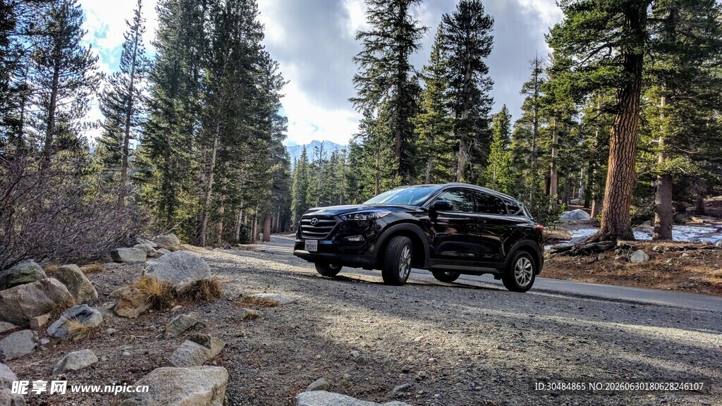 山林间行驶的黑色SUV