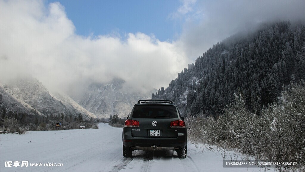 雪地中行驶的越野汽车