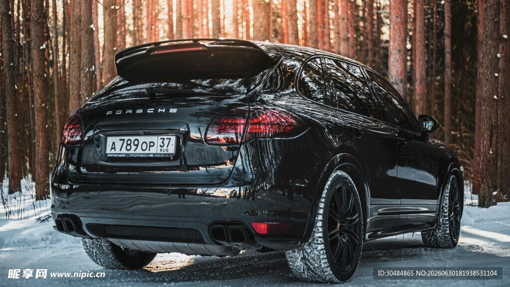 雪地森林中的保时捷SUV