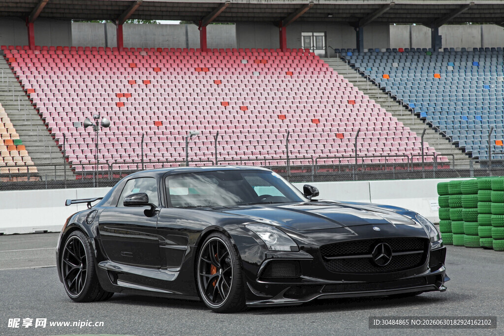 赛道旁的黑色酷炫跑车
