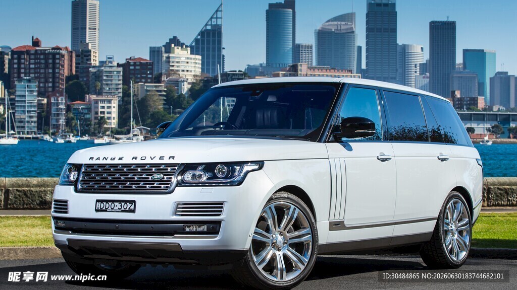 城市旁的豪华SUV