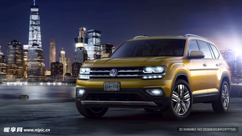 城市夜景旁的金色SUV