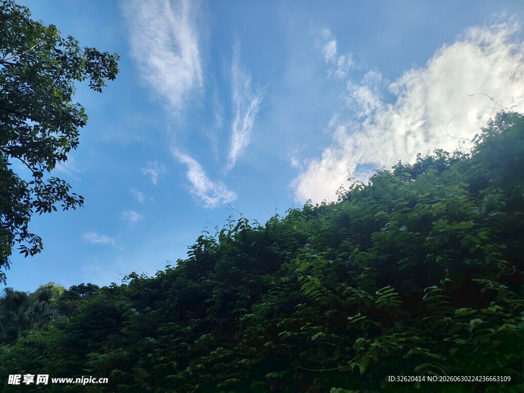 山林蓝天美景