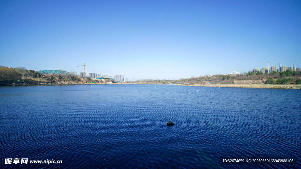 宁静湖面与远处景致
