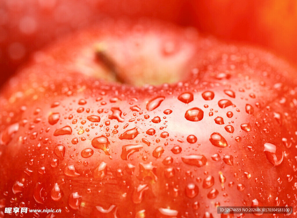 带水珠的鲜红苹果