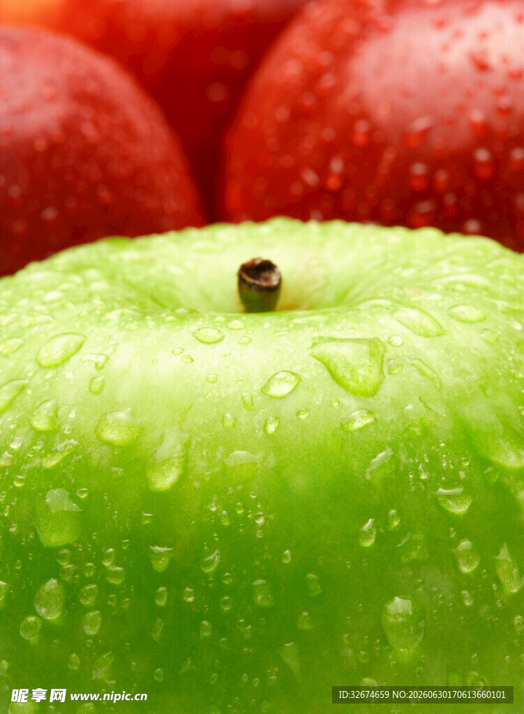 带水珠的鲜绿苹果