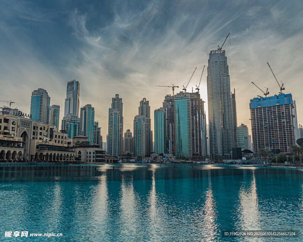 迪拜城市天际线与水体景观