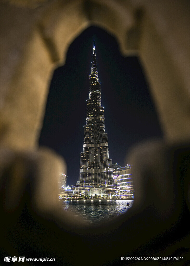 透过窗看璀璨摩天大楼夜景