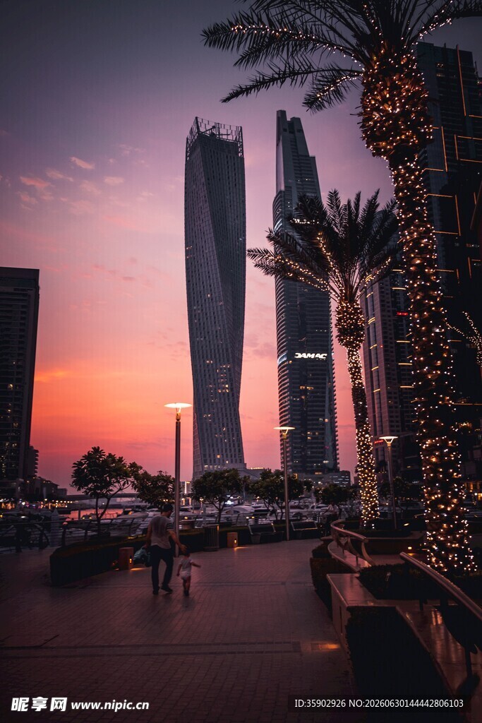 夕阳下的城市摩天大楼景观