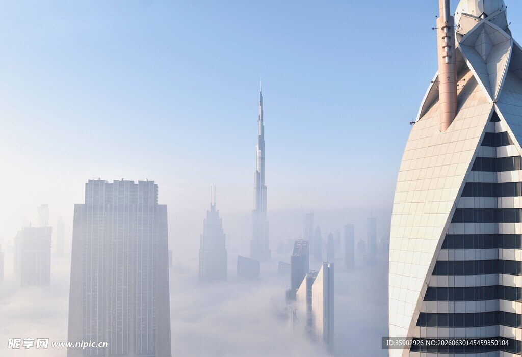 迪拜摩天大楼云雾中景观