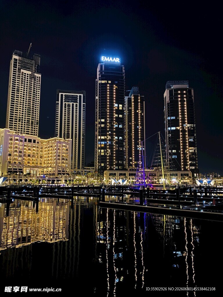 城市夜景璀璨高楼映水面