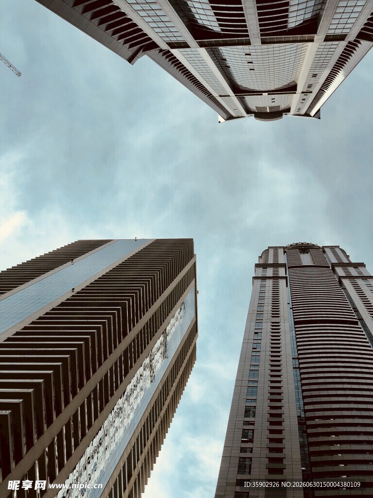 仰视都市摩天大楼