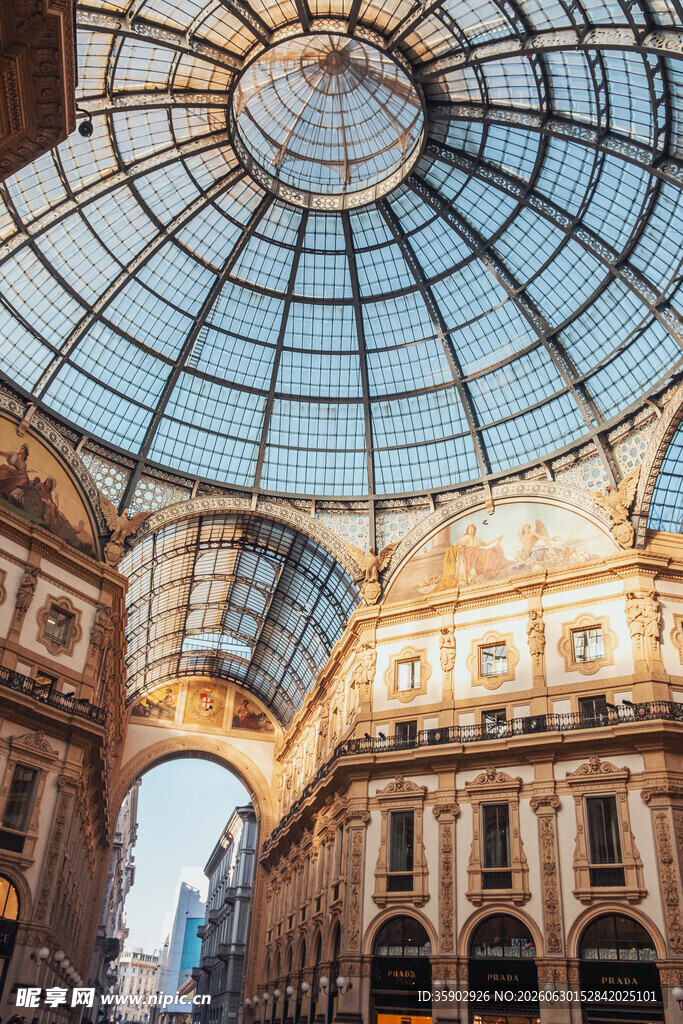 华丽玻璃穹顶的宏伟建筑