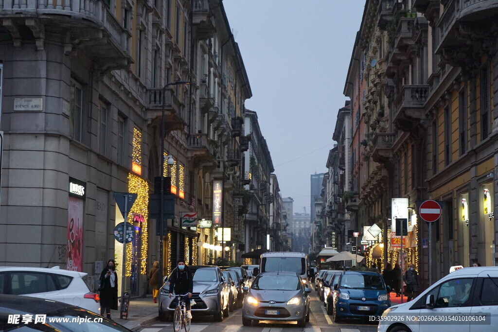 城市街道黄昏时的街景