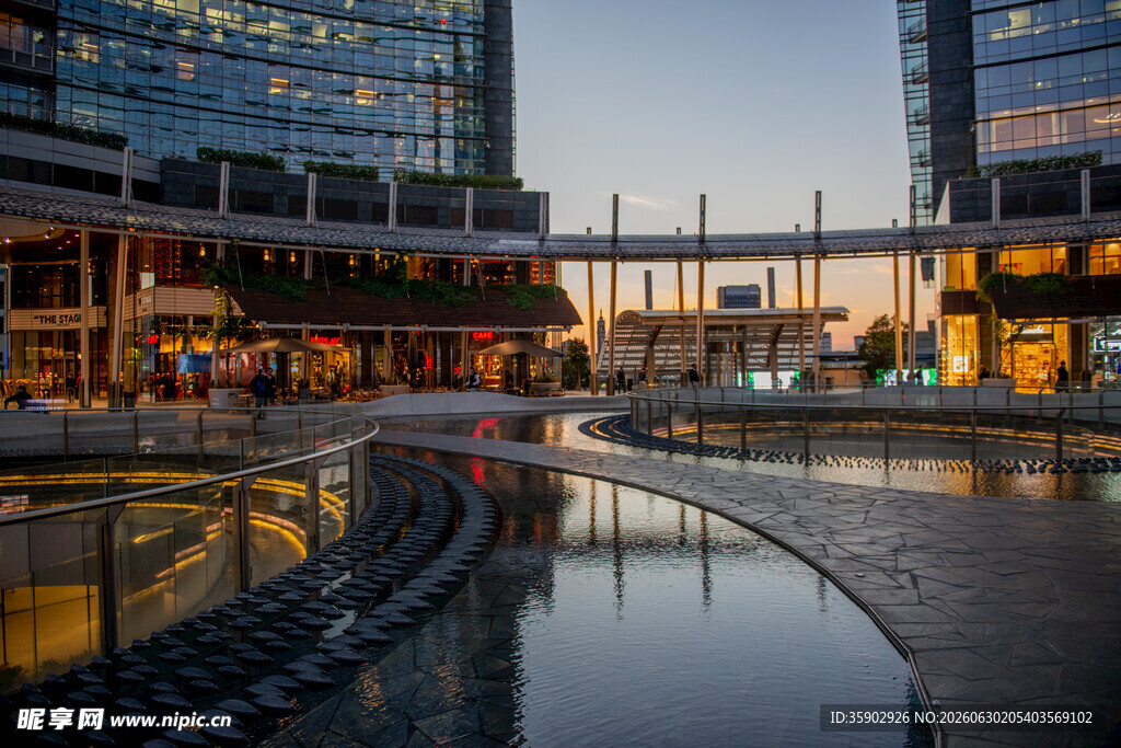 城市夜景中的现代建筑水景