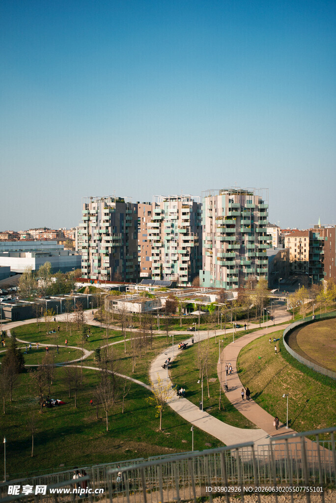 城市景观中的现代建筑与绿地