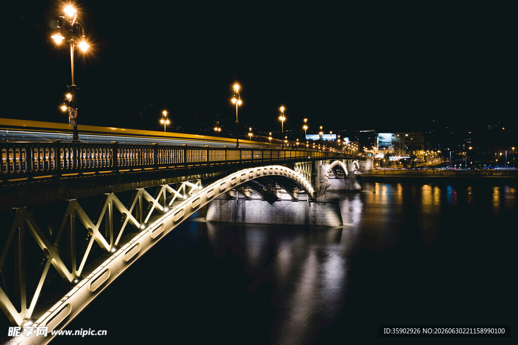 夜晚桥梁夜景璀璨灯光