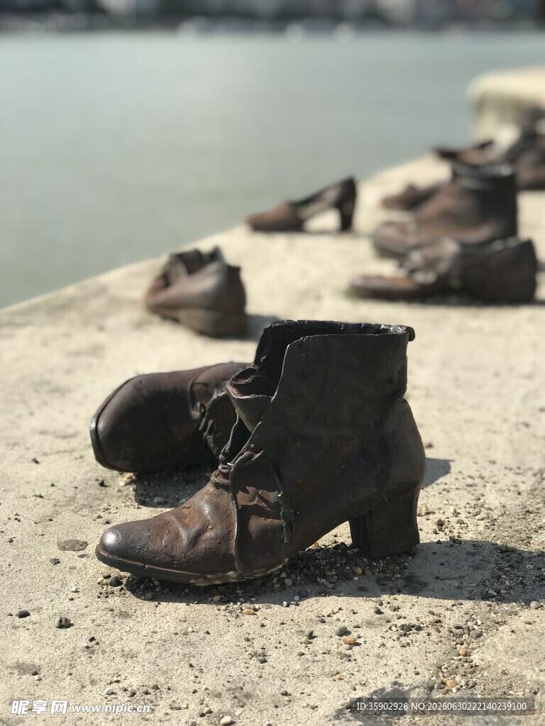 岸边旧靴