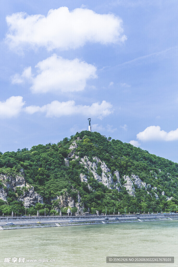 青山绿水间的秀丽景致