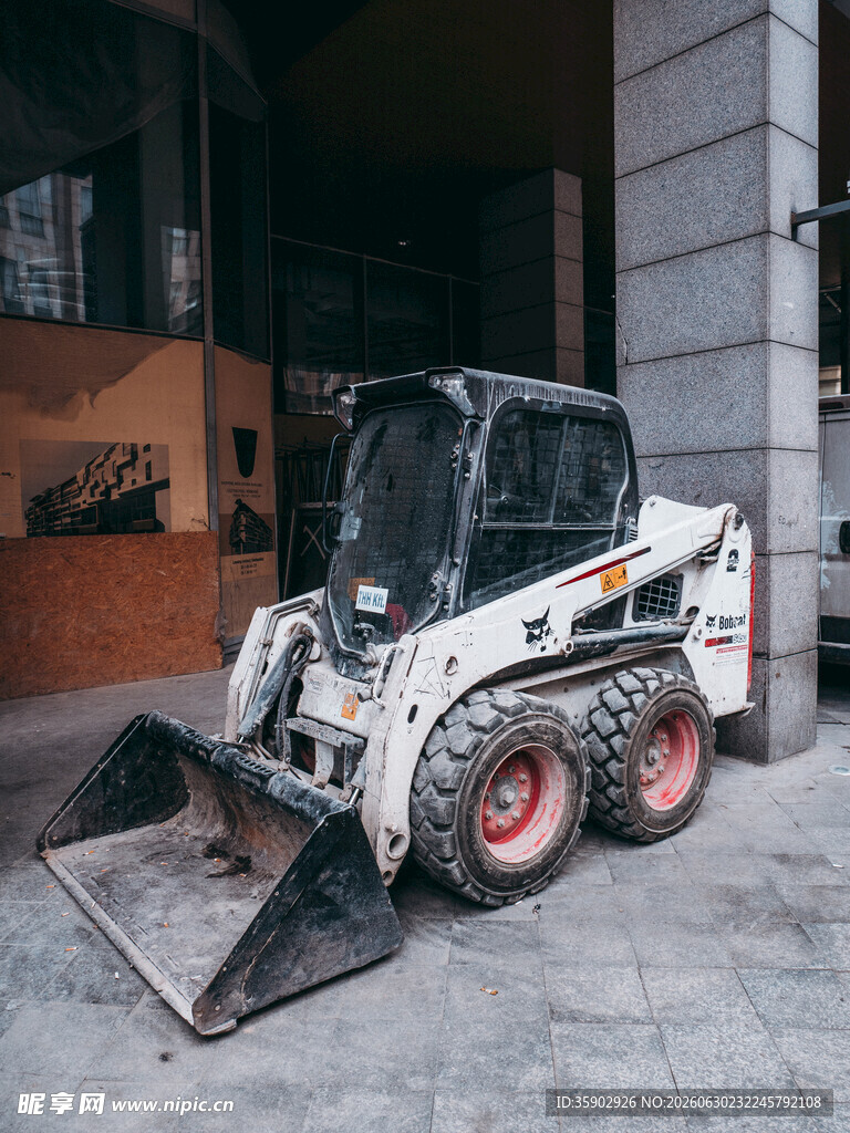 小型滑移装载机停在建筑旁