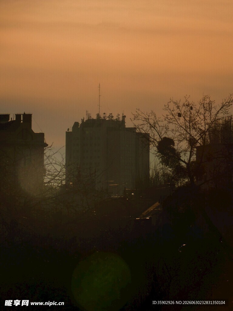 夕阳下的城市建筑剪影