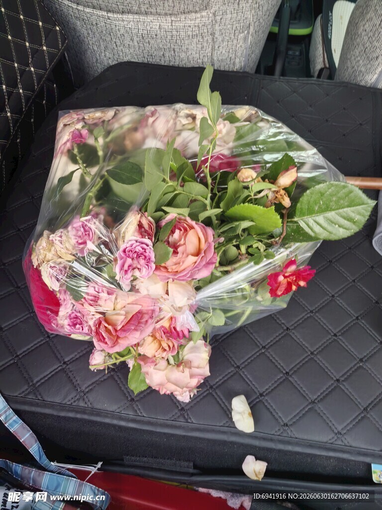车内后座的多彩鲜花束