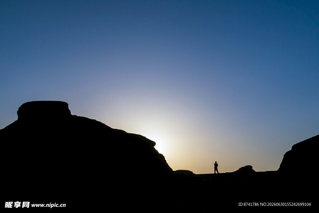夕阳下的岩石景观剪影