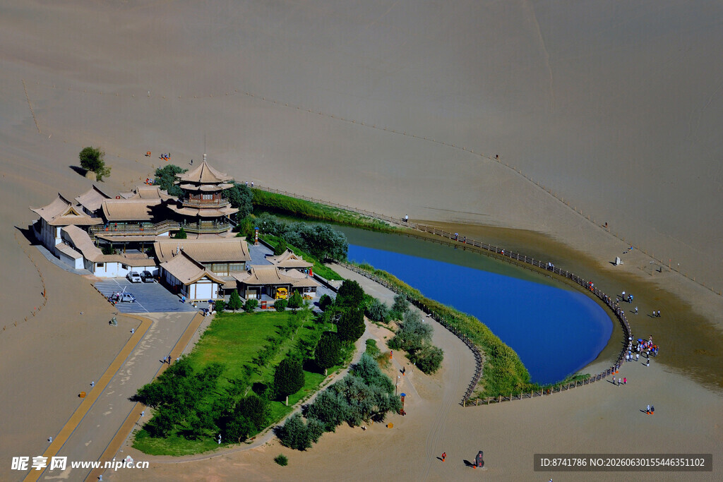 沙漠中的绿洲古建筑景观