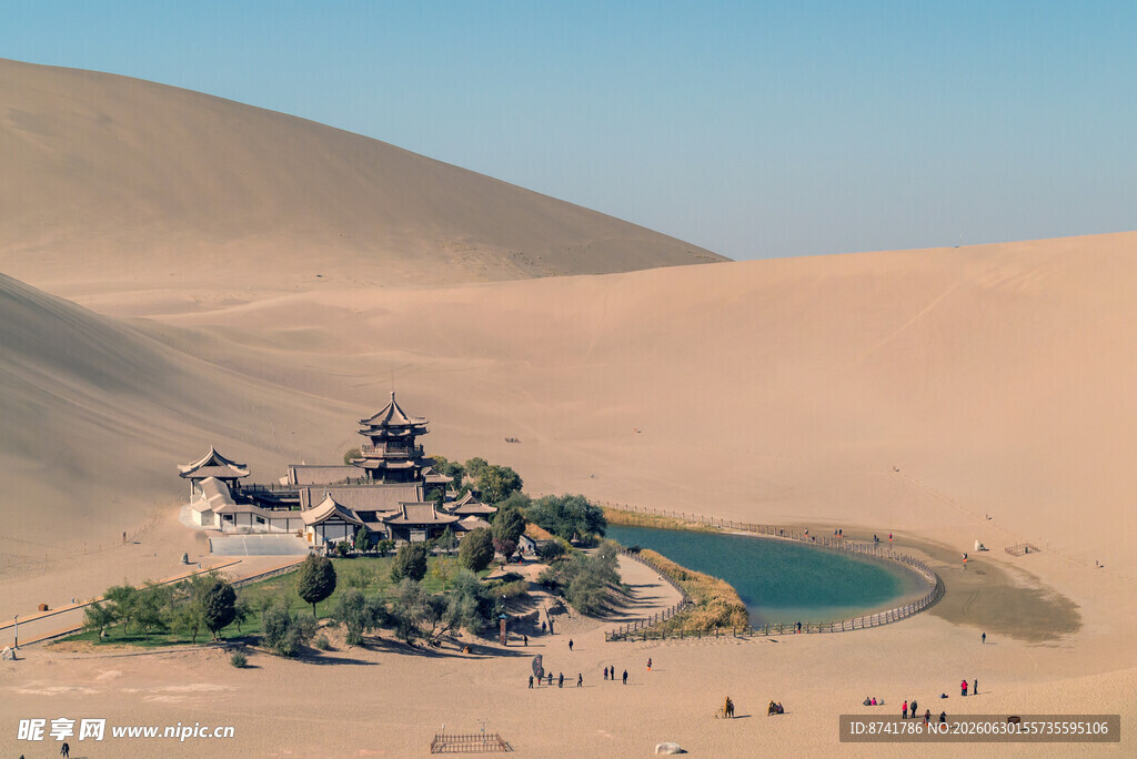 沙漠中的绿洲古建筑景观