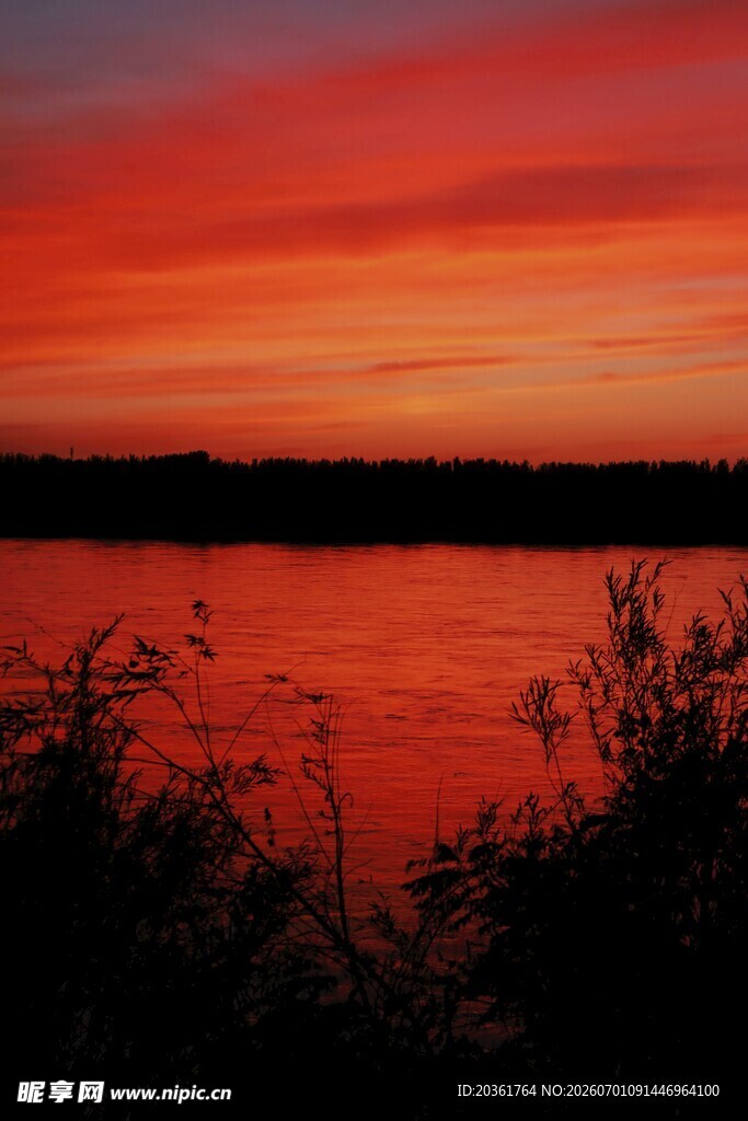 湖畔绚丽夕阳美景