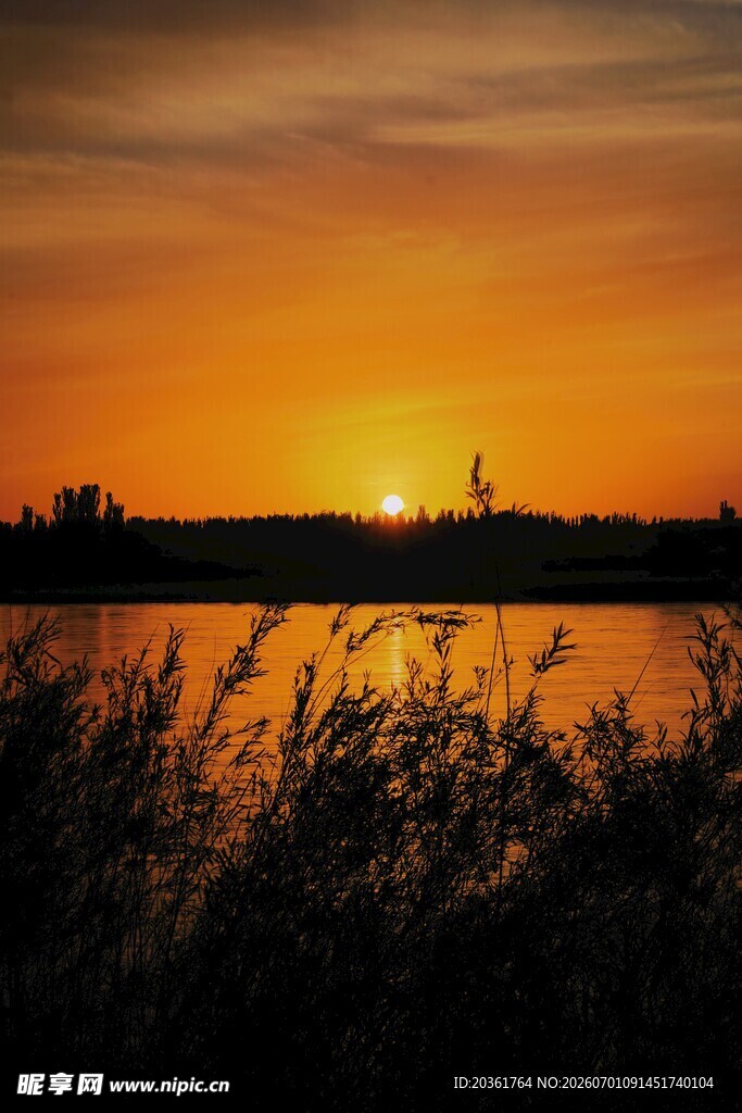 夕阳下湖畔的静谧美景