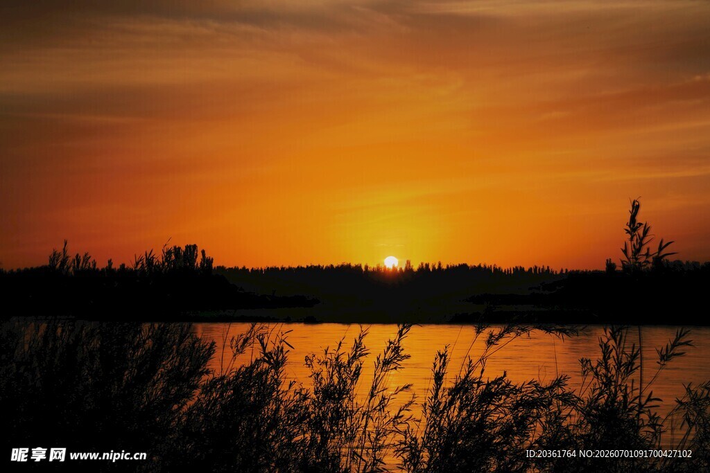 夕阳下的湖畔美景