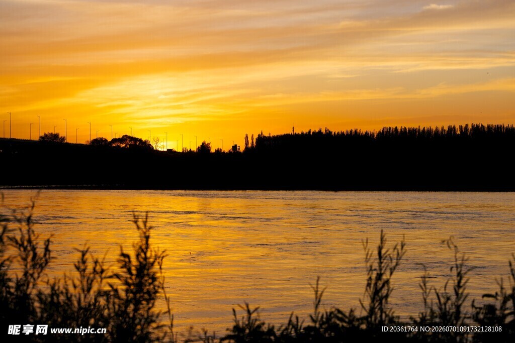 夕阳下的湖畔美景