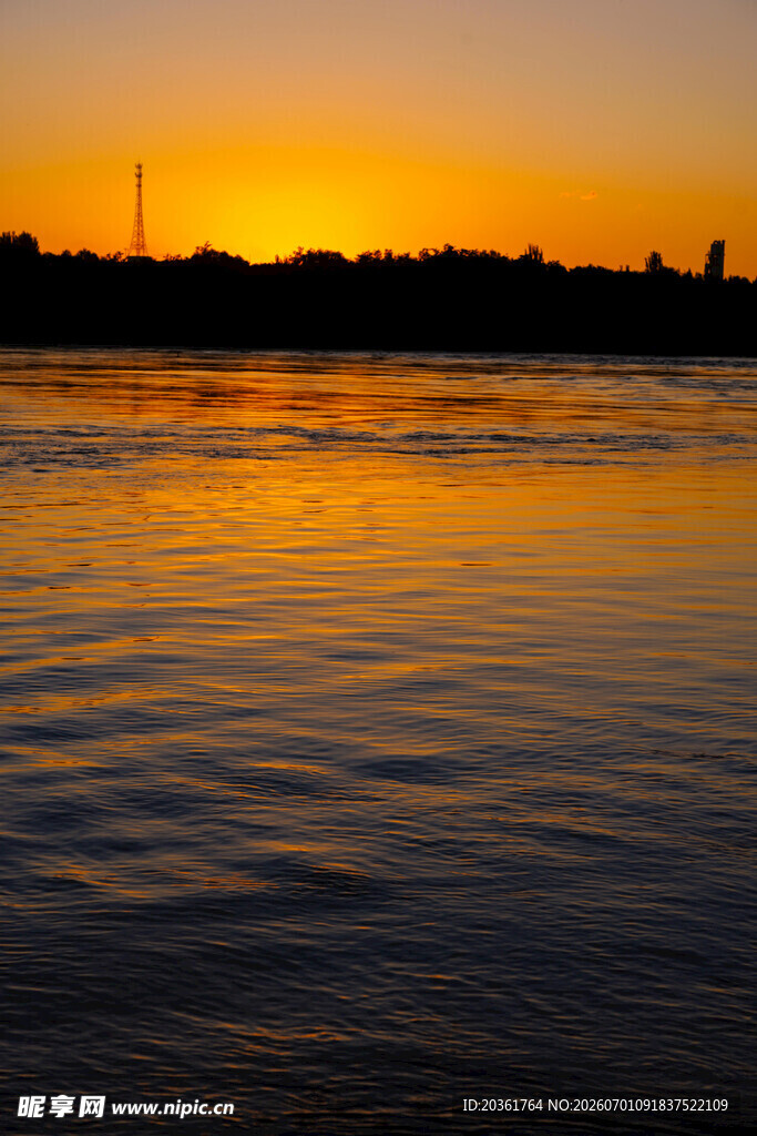 夕阳下波光粼粼的水面