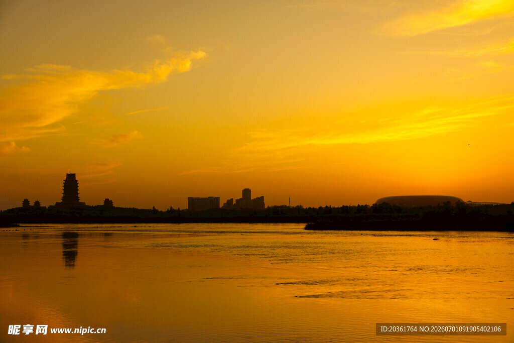 夕阳下的城市河畔美景
